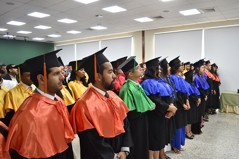 UNPHU invistió 78 profesionales en graduación especial