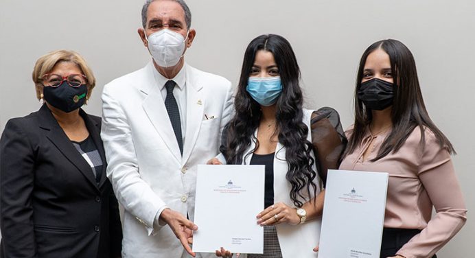 Estudiantes UNPHU obtienen segundo lugar en el VI Congreso Estudiantil de Investigación Científica y Tecnológica