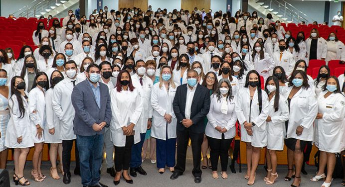 La UNPHU celebra ceremonia de la Bata Blanca