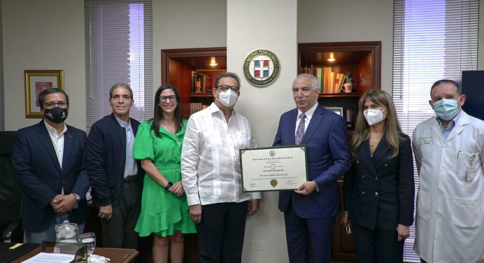 UNPHU recibe la visita de su egresado distinguido el doctor Ramon Tallaj