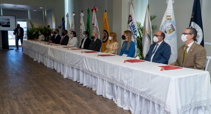 UNPHU firma acuerdo interinstitucional para la formación de la ADED