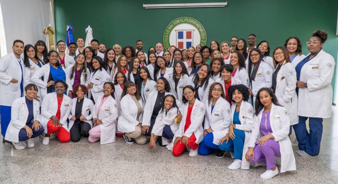 La UNPHU celebra ceremonia de la Bata Blanca