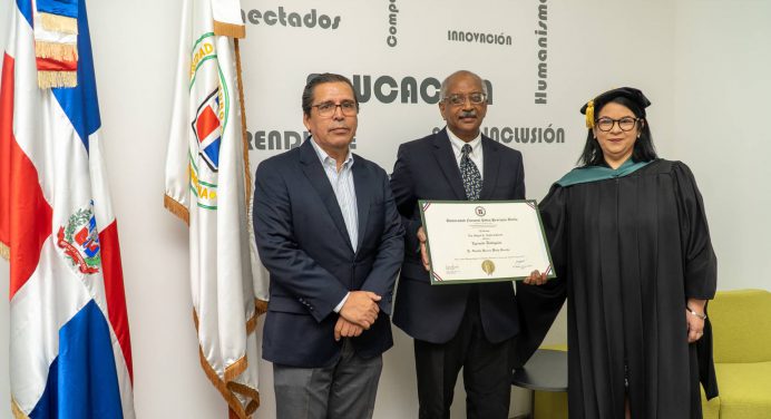 Entrega certificado de Egresado Distinguido al Dr. Osvaldo Horacio Wesly Quezada