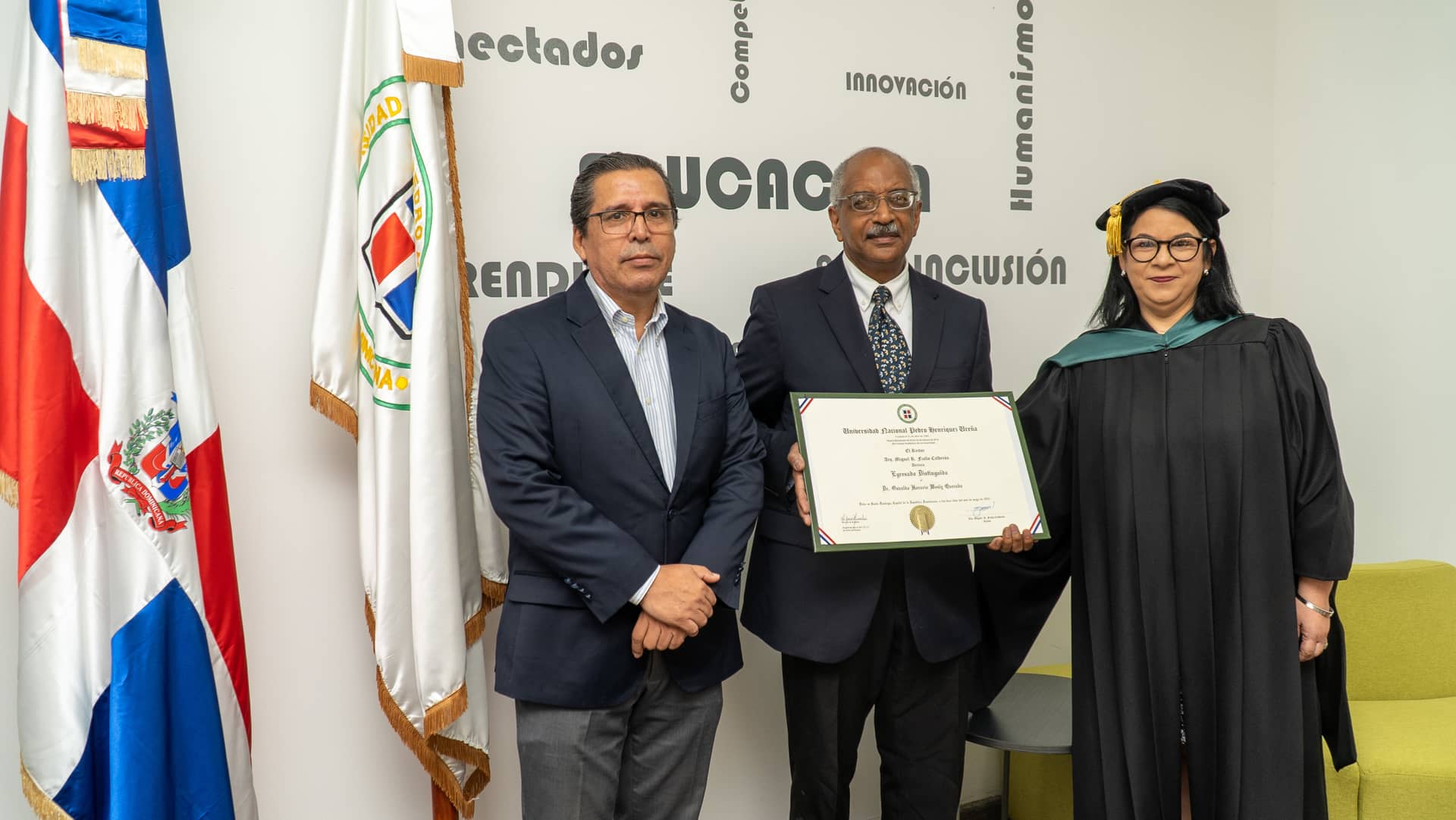 Certificate of Distinguished Graduate Delivered to Dr. Osvaldo Horacio Wesly Quezada￼