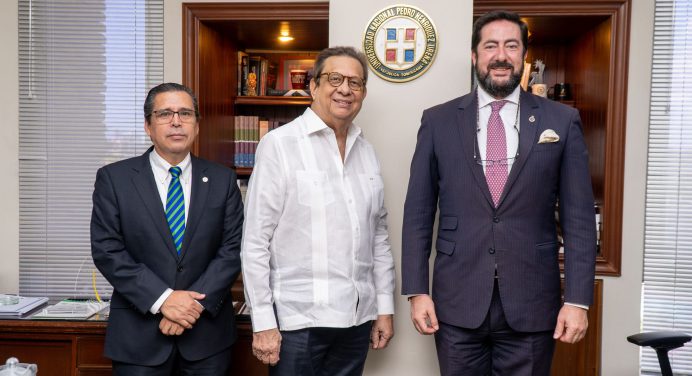 La UNPHU y la UAX de Madrid firman convenio de maestrías oficiales en línea