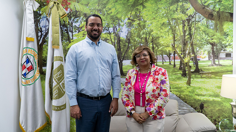 La UNPHU recibe la visita de representantes del MICM