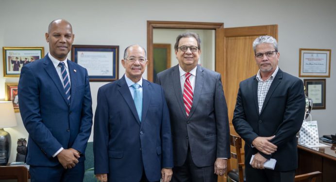 El destacado educador José Gabriel Alcántara Almánzar visita la UNPHU
