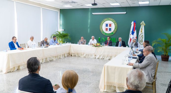 Realizan en la UNPHU segunda jornada del Seminario Presente y futuro de las relaciones con Haití