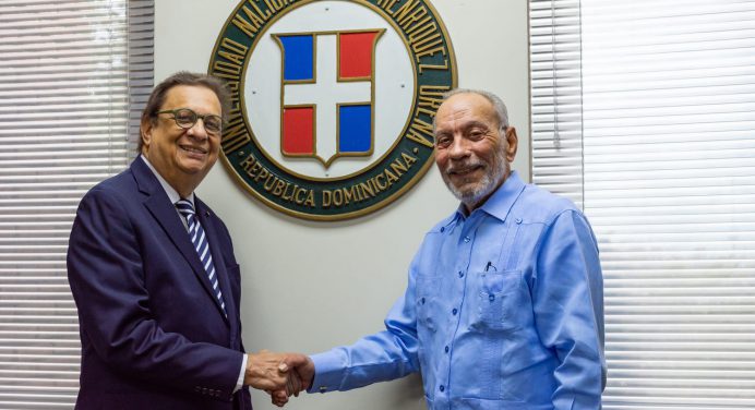 El economista Dennis R. Simó realiza donación de libros a la UNPHU