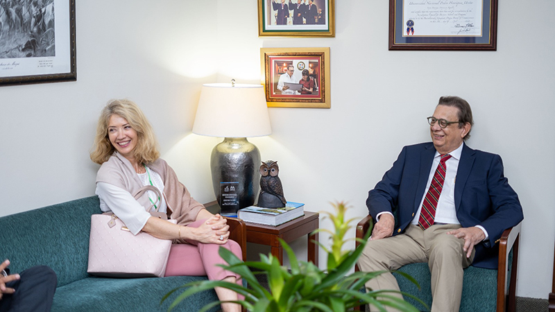 La UNPHU recibe la visita de la embajadora de la Unión Europea, Katja Afheldt