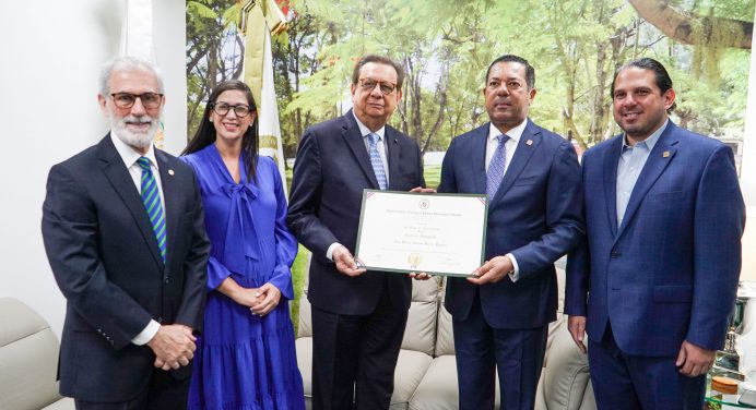 La UNPHU reconoce como Egresado Distinguido al Ing. Ysidro García Peguero