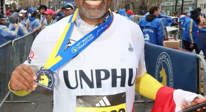 Representante de la UNPHU participa en el maratón de Boston edición 2023