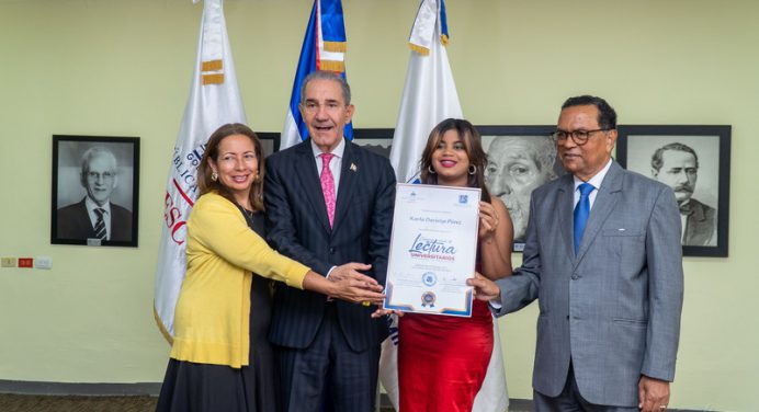 Estudiante de la UNPHU gana la primera edición del Concurso Anual de Lectura para Estudiantes Universitarios del MESCyT