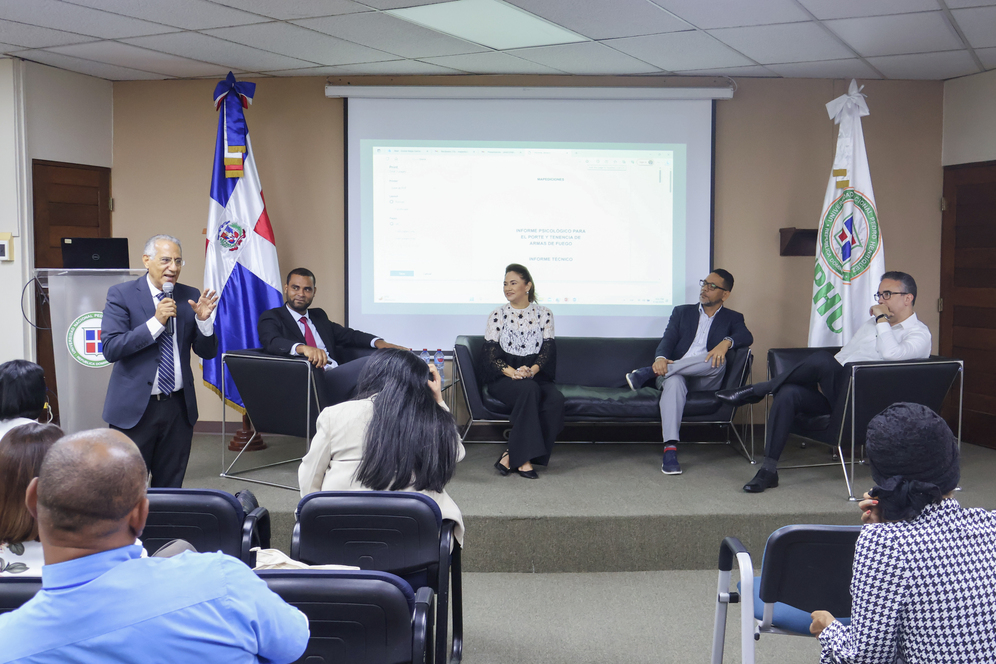 La UNPHU realiza simposio sobre evaluación psicológica para el porte de armas