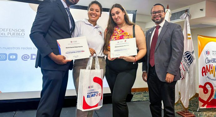 Estudiantes de la UNPHU obtienen cuarto lugar en concurso de investigación «Construyendo el Dato” del Defensor del Pueblo