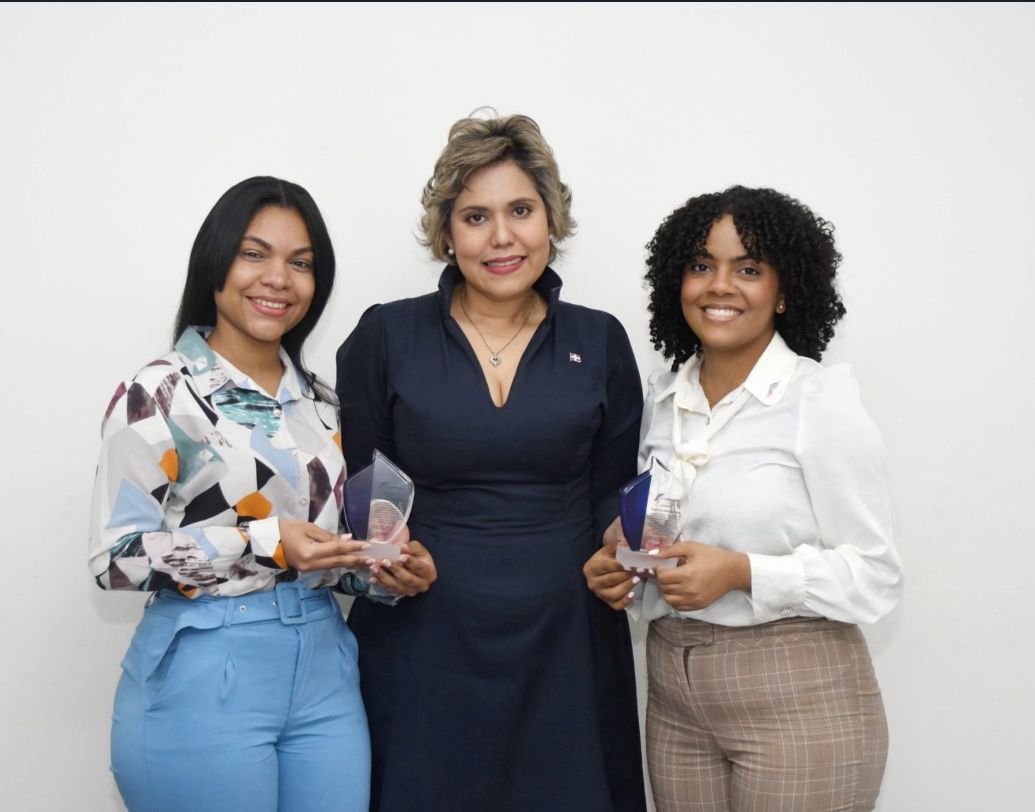 Dos estudiantes de la UNPHU, ganan primer lugar en concurso de Procompetencia