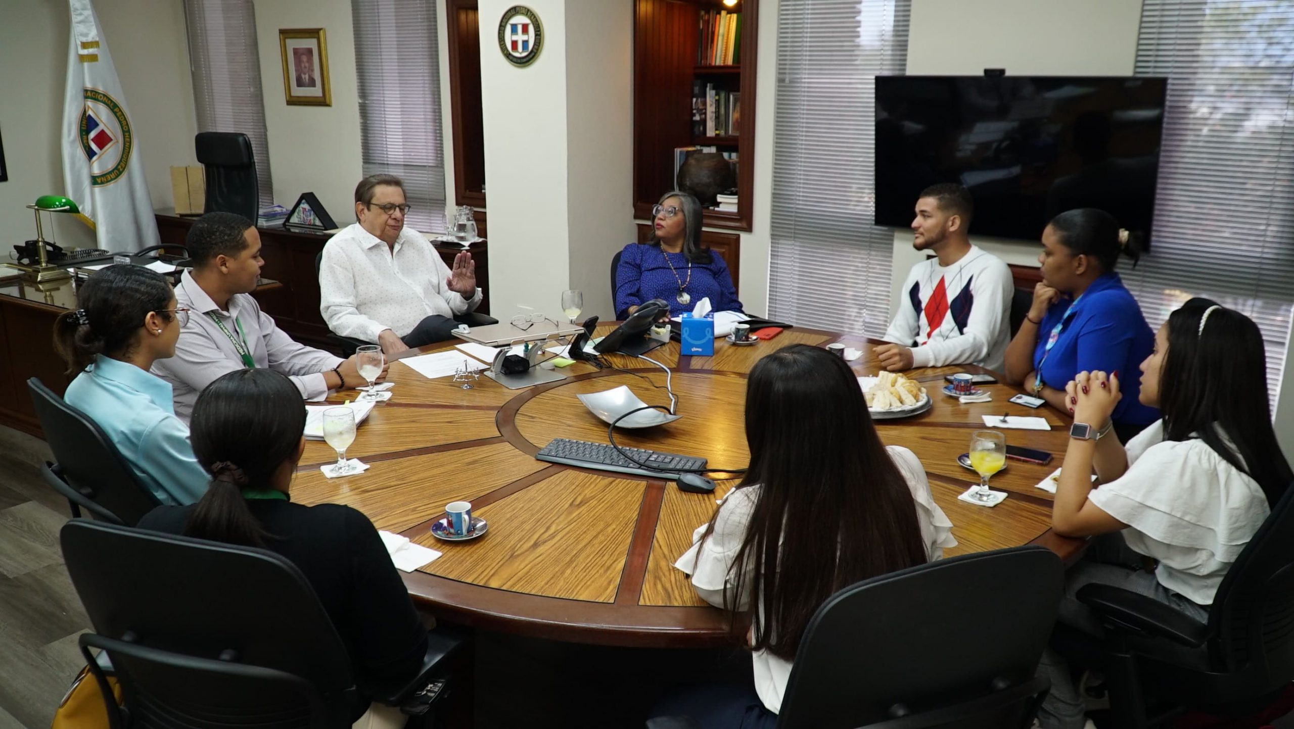 Estudiantes de la Junta Asesora de la Escuela de Medicina (JAE-MED), participaron en el “Café con el rector”