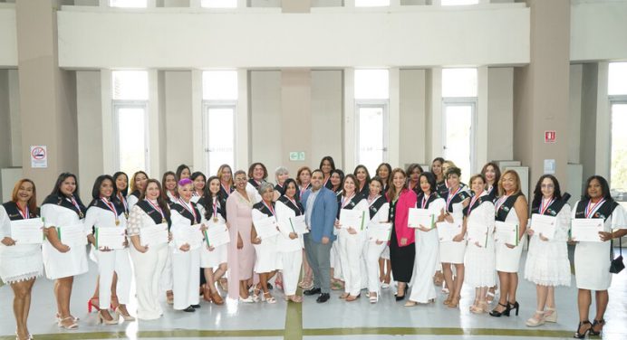 Realizan Graduación en la UNPHU del Programa de Aceleración de Empresas Lideradas por Mujeres