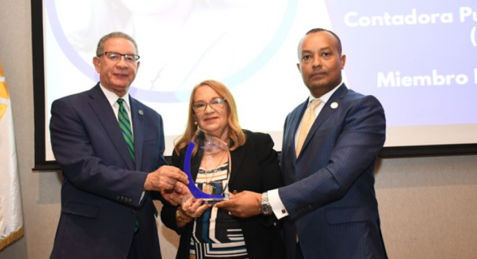 Egresada UNPHU, Mercedes Ivelisse Mieses Grimaldi, recibe Premio a la Excelencia del Contador Juan Pablo Duarte 2024