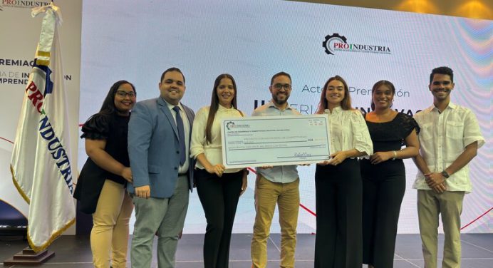 Estudiantes de la UNPHU ganan el principal galardón al Proyecto con Mayor Competitividad Industrial en el Premio al Emprendedor Industrial Manufacturero 2023