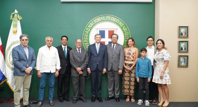 UNPHU inaugura Salón de Decanos y honra a destacados líderes académicos