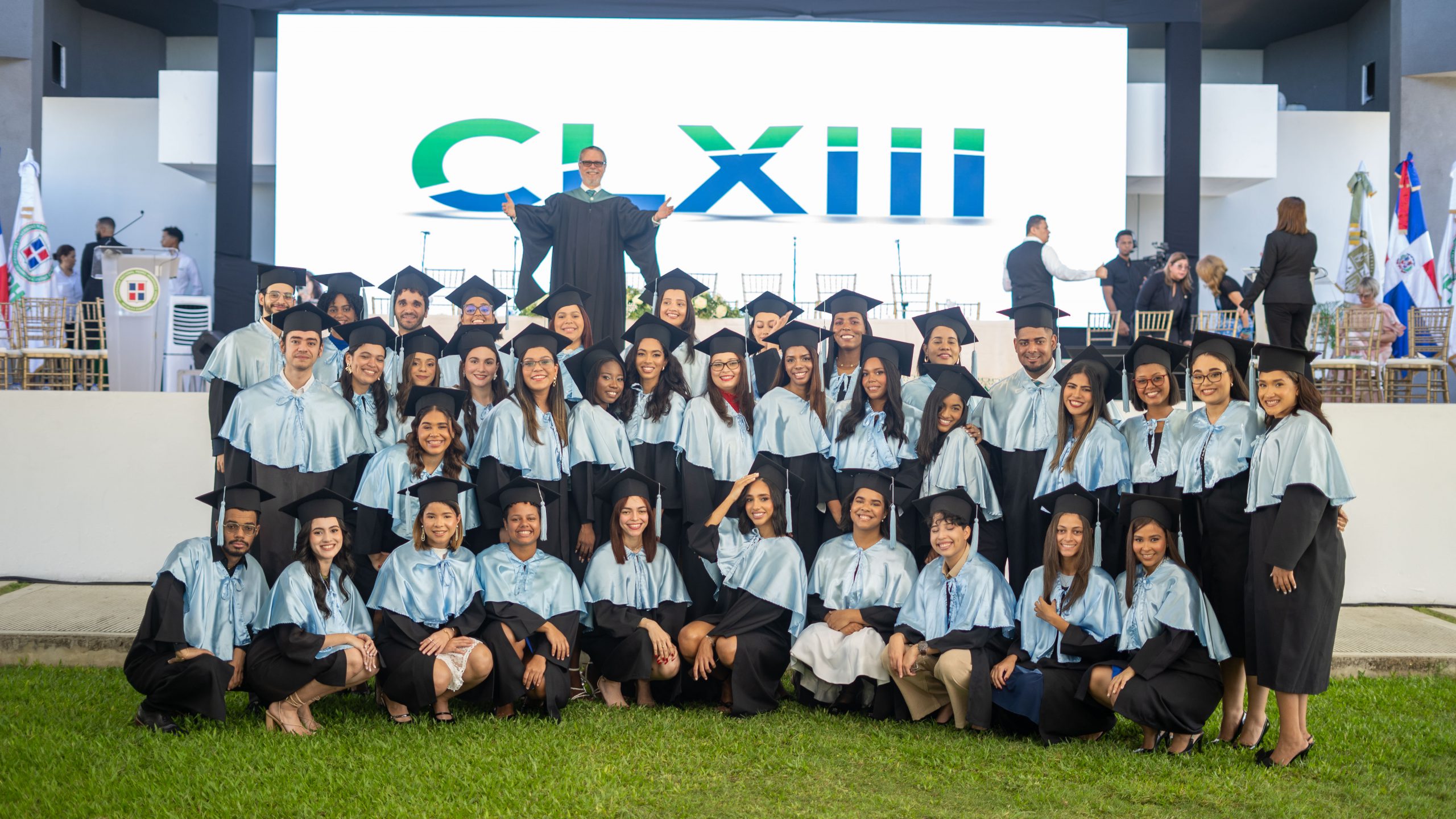 La UNPHU gradúa 824 nuevos profesionales