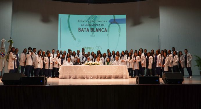UNPHU impone batas blancas a 56 estudiantes de Medicina