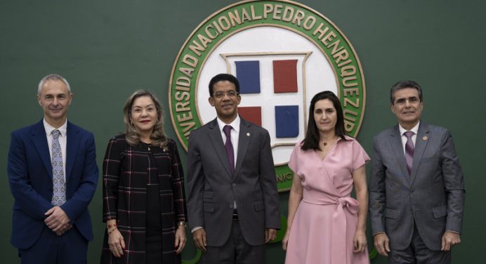 Ex rector de la Universidad de Salamanca aborda impacto de la Inteligencia Artificial en el Derecho Administrativo durante conferencia en la UNPHU