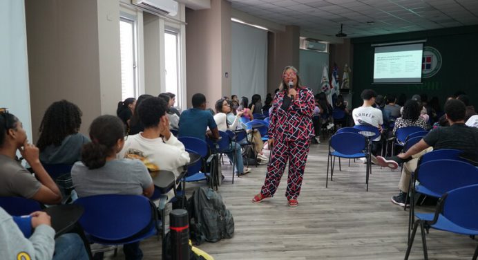 Decanato de Bienestar de la UNPHU imparte talleres a estudiantes de arquitectura
