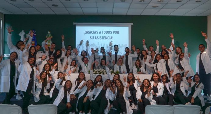 Estudiantes de Medicina participan en Ceremonia de Bata Blanca 