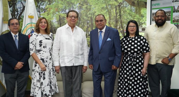 UNPHU recibe la visita del director del Listín Diario, Sr. Miguel Franjul