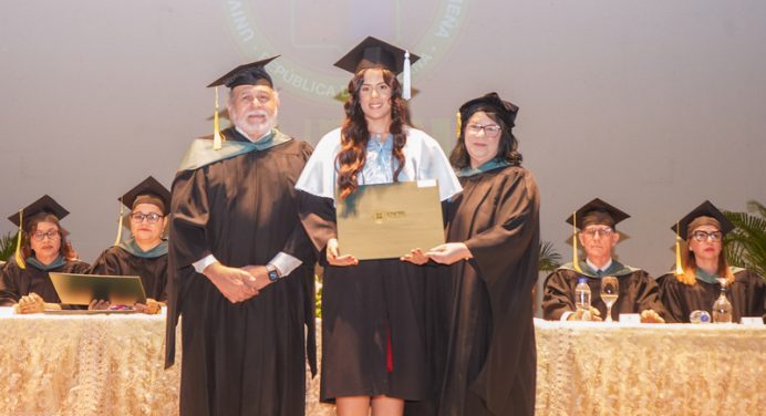 UNPHU inviste 118 egresados en graduación especial